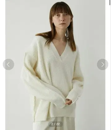 [ 새상품급 ] LA PEAU DE GEM 화이트 V넥 니트 화이트