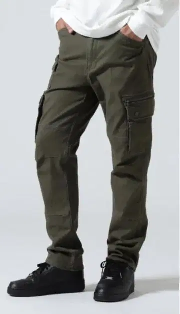 AVIREX 카고 팬츠 올리브색 포켓 부착