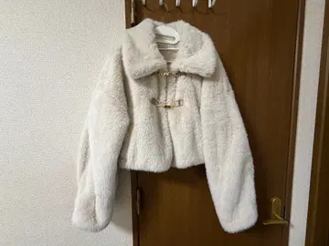 INGNI 화이트 퍼 크롭 자켓