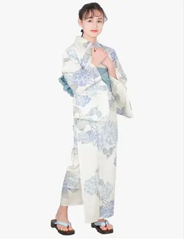 흰색 바탕에 파란 꽃무늬 유카타 오비 세트 일본 나막신 세트