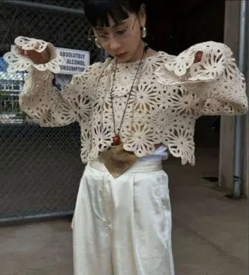 AMERI MEDI FLOWER SAINT LACE TOP 아이보리