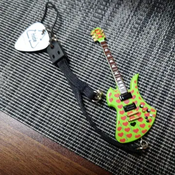 hide 미니 기타 키링 하트 무늬