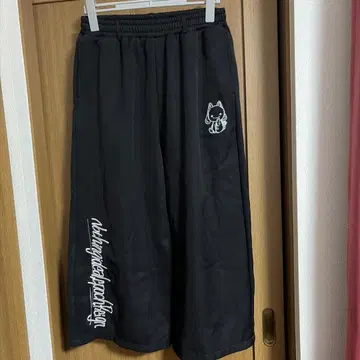 NieR 고양이 캐릭터 자수 하프 팬츠