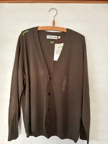 [새상품] 유니클로 x ANYA HINDMARCH V넥 가디건 올리브 L