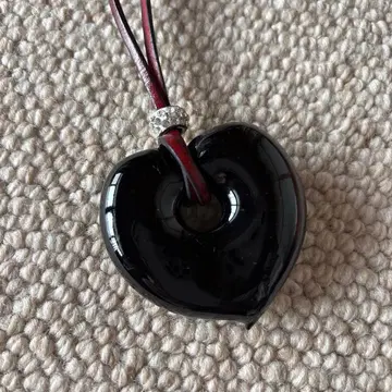 블랙 하트형 펜던트