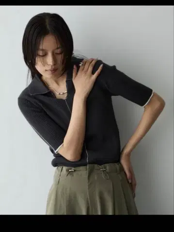 DFFUR. 디풀 하프 슬리브 폴로 리브 니트 차콜 그레이