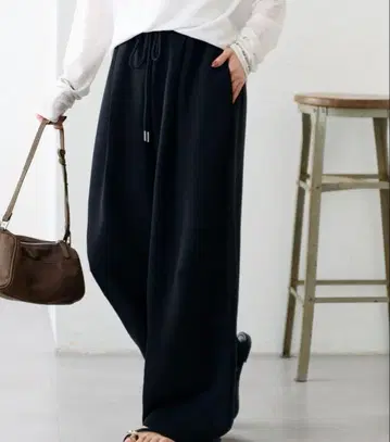 디스코트 주름이 잘 가지 않는 리오셀 블렌드 맨투맨 같은 이지 팬츠