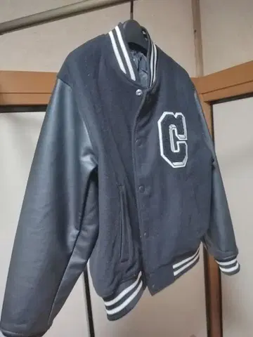 에이치앤엠 H&M 블랙 바시티 자켓 C 자수