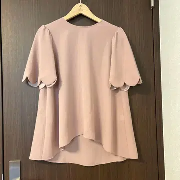 아베닐 에투알 스캘럽 슬리브 플레어 블라우스