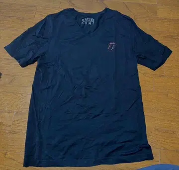 플레저돔 롤링 스톤즈 V넥 티셔츠