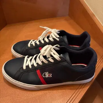 Lacoste 네이비/레드 로우컷 스니커즈