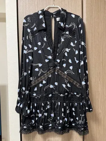 셀프 포트레이트 꽃무늬 레이스 원피스 블랙