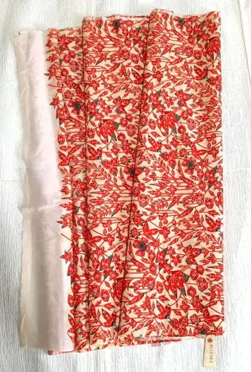 크림색 바탕에 빨간색 꽃과 잎 패턴 코몬 기모노용 모슬린 옷감