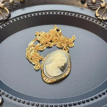 카메오 목걸이 스톤 장식 포함