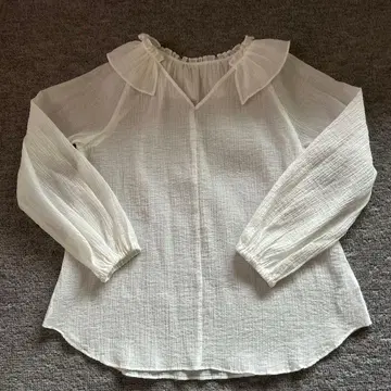 La TOTALITE 프릴 블라우스 베이크루즈