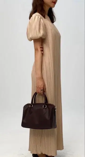 RANDEBOO 플리츠 퍼프 슬리브 원피스 베이지