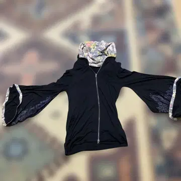 gouk 꽃무늬 안쪽 디자인의 블랙 후드티