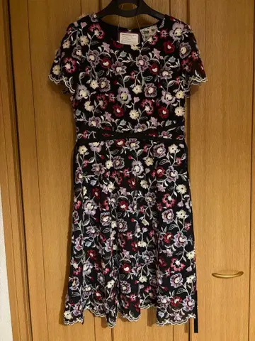 로즈 티아라 38 꽃무늬 자수 반팔 원피스 블랙