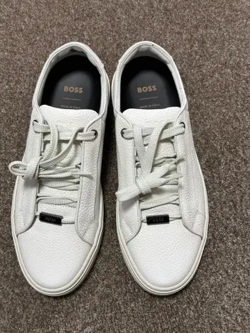 새상품 BOSS 카멜 화이트 가죽 스니커즈