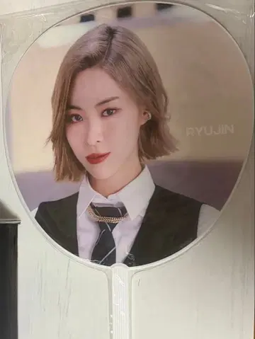 ITZY 류진 CHECKMATE 부채