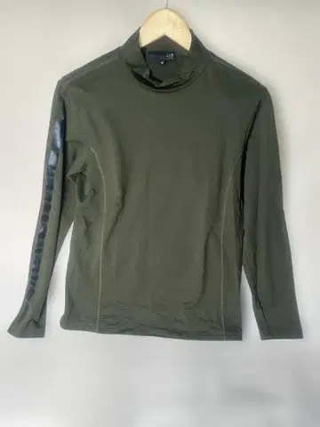 올리브 그린 하이넥 긴팔 셔츠 이너로 최적