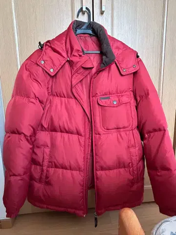 Crocodile 후드 부착 레드 다운 자켓