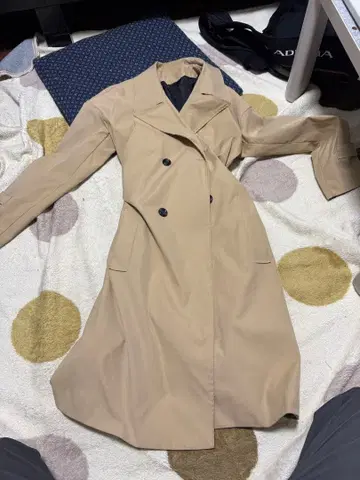 베이지 더블 브레스트 트렌치코트