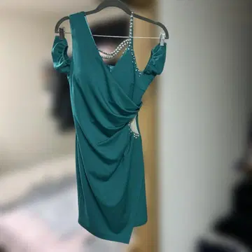 소브레 틸 오프숄더 드레스 비쥬 장식