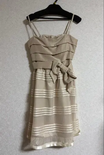 QUEENS COURT 베이지 스트라이프 드레스