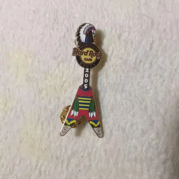 하드 록 카페 2005 기타 모양 핀 배지