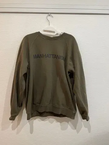GU MANHATTANISM 프린트 맨투맨 올리브 그린