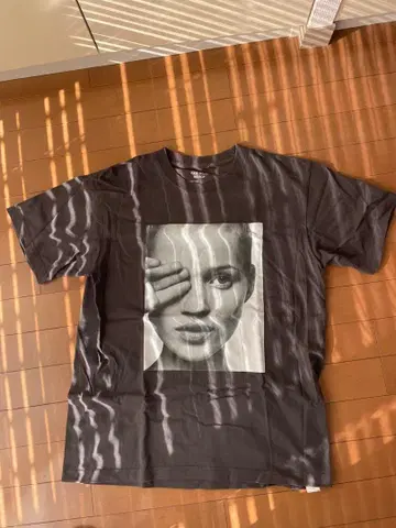 BIOTOP 케이트 모스 by 데이비드 심스 티셔츠