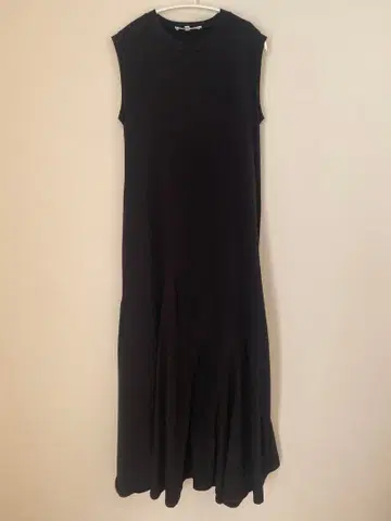 엔폴드 슬리브리스 원피스 블랙