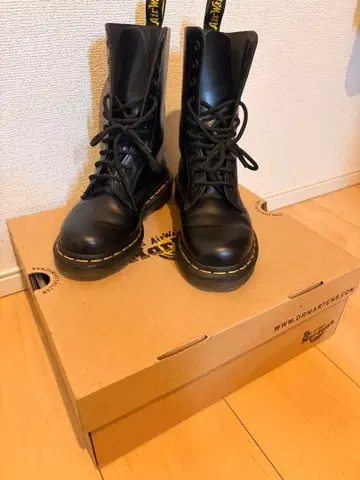 Dr. Martens 블랙 부츠
