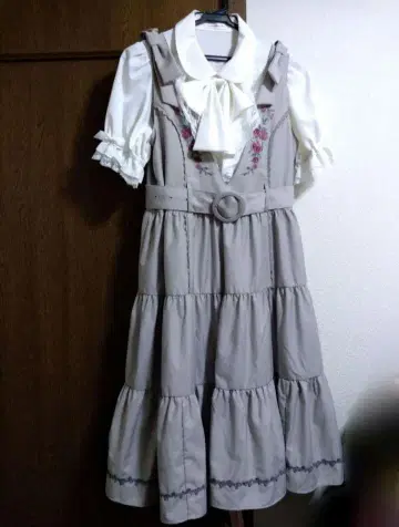 axes femme 엑시즈팜 플레어 자수 점퍼 드레스