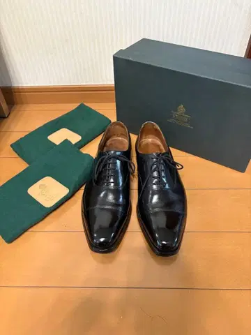 바니스 뉴욕 & 크로켓앤존스 블랙 드레스 슈즈