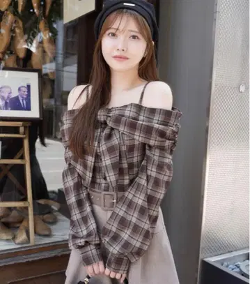 LIP SERVICE 오프숄더 리본 체크 셔츠 상의 브라운