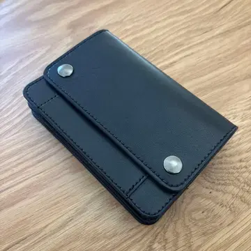 지폐에 접힌 자국이 남지 않는 3층 미들 트래커 지갑 도치기 가죽 블랙