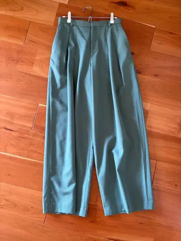 ATON 그린 플리츠 와이드 팬츠