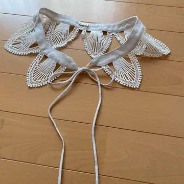 새상품 택 포함 리제타 탈부착 카라 코리에피네트 앤티크 화이트