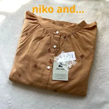 택 포함 새상품 niko and - Flower 자수 블라우스 M 사이즈