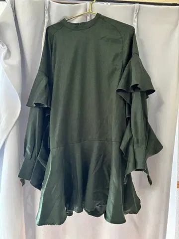 KBF 올리브 그린 프릴 소매 원피스