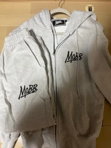 MOBB 그레이 후드티와 팬츠 세트