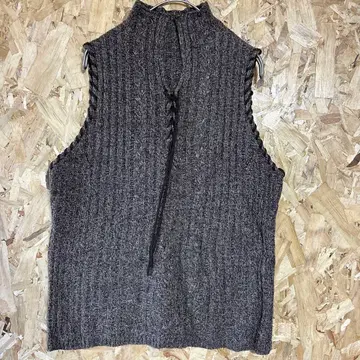 다크 그레이 하이넥 니트 베스트 모리걸 자수 브라운 리본