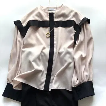 하자품 아도어 바이컬러 조젯 블라우스 라이트 베이지 워셔블