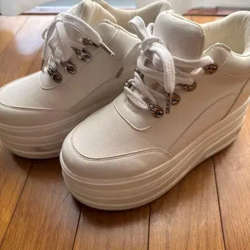 LIP SERVICE 화이트 플랫폼 스니커즈