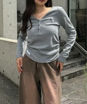 Raycassin V넥 헨리 가슴 자수 롱 티셔츠