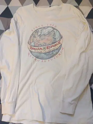 바나나 리퍼블릭 롱 슬리브 티셔츠 지구본