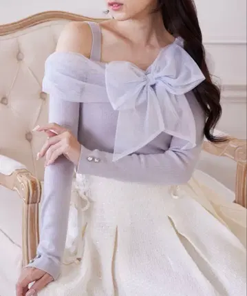 Suyun 밑단 입구 비쥬가 달린 시어 리본 절개 니트 풀오버