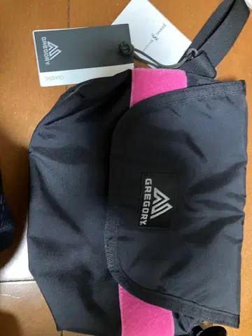 GREGORY HEAVY MESSENGER 블랙/핑크